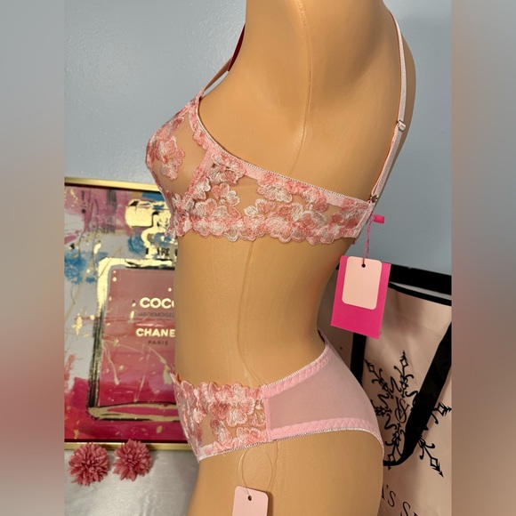 Elegant Pink Lace Lingerie Set - Picture 6 of 10